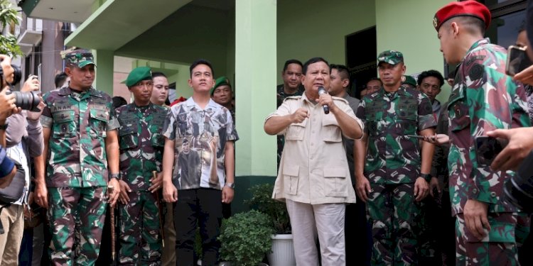    Menteri Pertahanan Prabowo Subianto ditemani Wali Kota Solo Gibran Rakabuming Raka menyerahkan motor dan alat komunikasi kepada bintara pembina desa (Babinsa) di Komando Rayon Militer (Koramil) Serengan 03 Solo, Jawa Tengah/Ist
