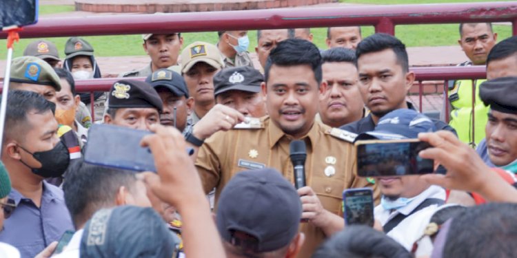 Wali Kota Medan, Bobby Nasution menerima aksi unjuk rasa penarik becak bermotor di Medan/RMOLSumut