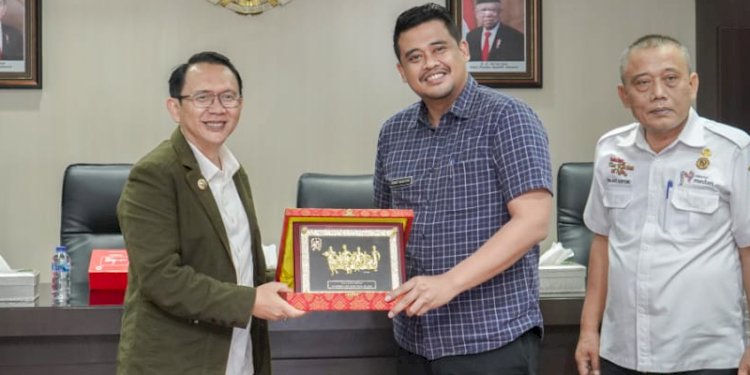 Wali Kota Medan Bobby Nasution menyerahkan cenderamata kepada Pj Bupati Bekasi Dani Ramdan/Ist