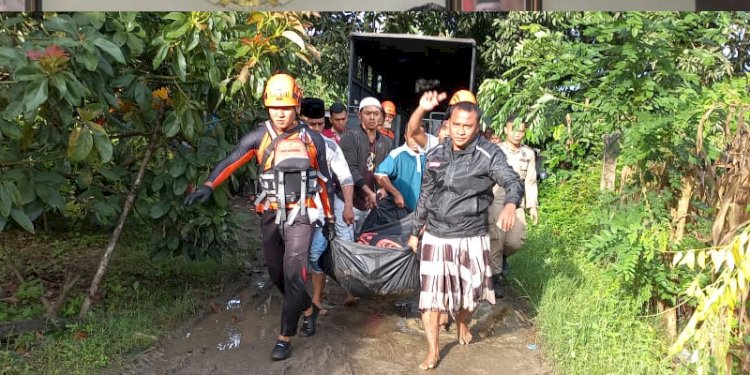Tim SAR Gabungan mengevakuasi jenazah korban hanyut di Sungai Aek Singolot, Mandailing Natal/Ist