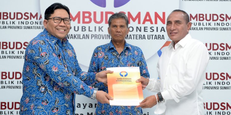 Ombudsman menyerahkan rapor layanan publik kepada Gubernur Sumut, Edy Rahmayadi/Ist