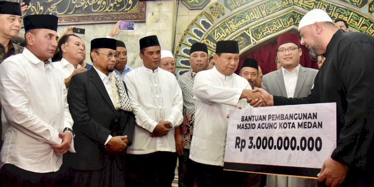 Prabowo Subianto menyerahkan bantuan pembangunan Masjid Agung Sumut/Ist