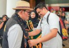 Kunjungi Balai Kota Medan, Bobby Nasution Ulosi Ridwan Kamil