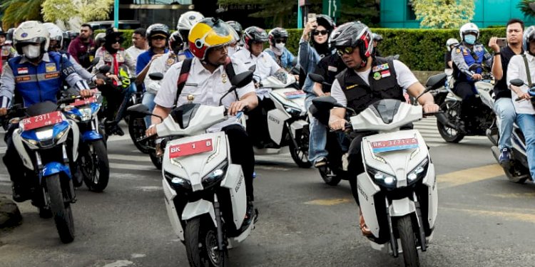Wali Kota Medan dan Gubernur Jabar Ridwan Kamil mengendarai sepeda motor listrik di Medan/Ist