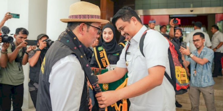 Wali Kota Medan Bobby Nasution menyematkan ulos saat menyambut Ridwan Kamil di Balai Kota Medan/Ist