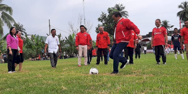 Disaksikan Paul Baja M Siahaan, Ketua DPD PDI Perjuangan Sumut Rapidin Simbolon membuka turnamen sepakbola U17-U18 di Serdangbedagai/RMOLSumut