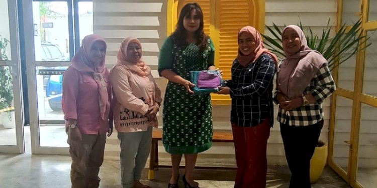 Suryani Paskah Naiborhu bersama pengurus Organisasi Perempuan Bangsa Sumatera Utara/Ist