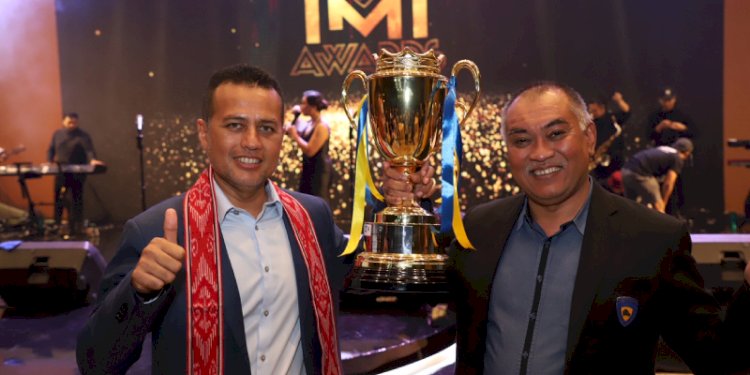 Wagub Sumut Musa Rajekshah dan Ketua IMI Sumut Harun Mustafa Nasution berfoto pada acara IMI Awards 2023/Ist