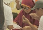 Peduli Sesama, Orang Muda Ganjar Bagikan Kaca Mata Baca untuk Para Ibu Pengajian di Binjai