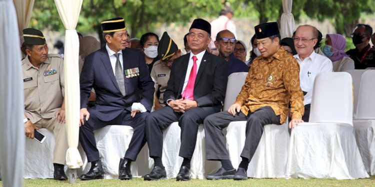   Menko PMK, Muhadjir Effendy, saat menghadiri prosesi pemakaman Azwar Anas, di Taman Makam Pahlawan Kalibata, Jakarta Selatan, Senin (6/3)/Ist