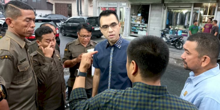 Anggota DPRD Medan melakukan sidak pertokoan di Jalan Pandu Baru/Ist