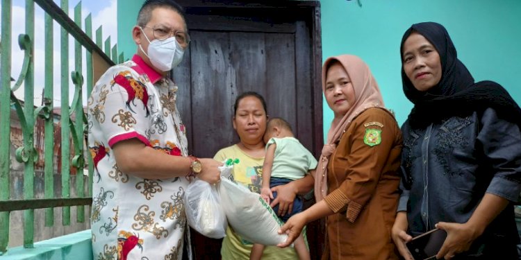 Wong Cun Sen Tarigan menyerahkan bantuan kepada keluarga balita penderita stunting/Ist