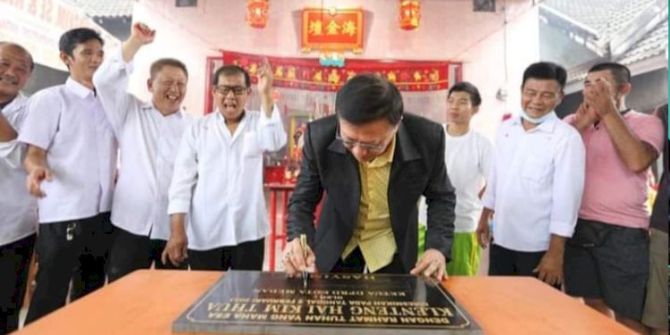 Hasyim SE menandatangani Prasasti Kelenteng Hai Kim Thua/Ist
