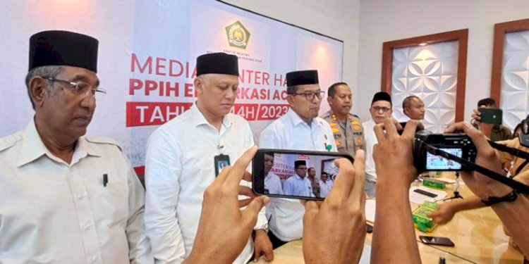 Kakanwil Kemenag Aceh, Azhari (tiga dari kiri), saat diwawancarai awak media/RMOLAceh