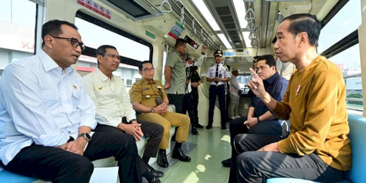 Presiden Joko Widodo saat mencoba LRT/Ist
