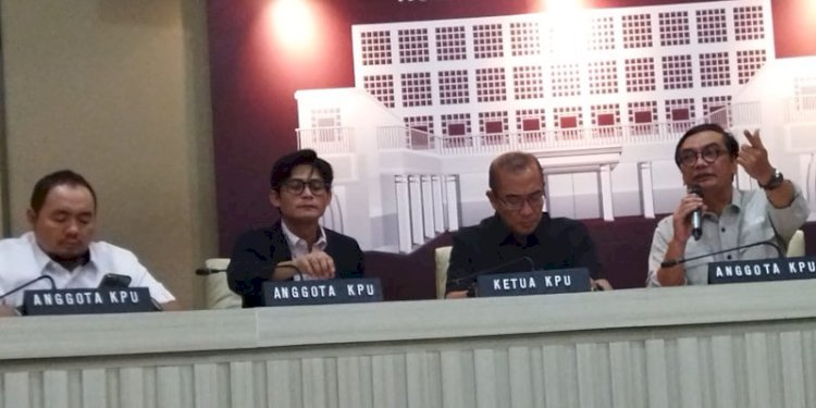 Anggota KPU RI, Yulianto Sudrajad, bersama ketua, Hasyim Asyari, dan jajaran pimpinan, saat jumpa pers/RMOL