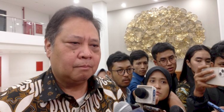 Ketua Dewan Pengarah TKN Prabowo-Gibran, Airlangga Hartarto usai rapat TKN di DPP Golkar, Palmerah, Jakarta Barat, Kamis malam (9/11)/RMOL.