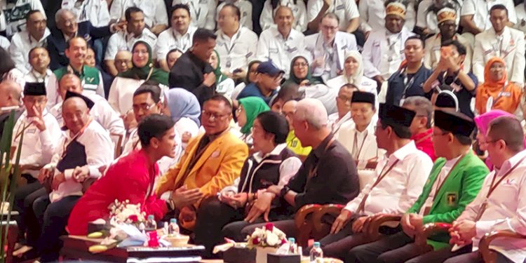 Ketum PSI Kaesang Pangarep saat menyalami Ketum PDIP Megawati Soekarnoputri/Ist
