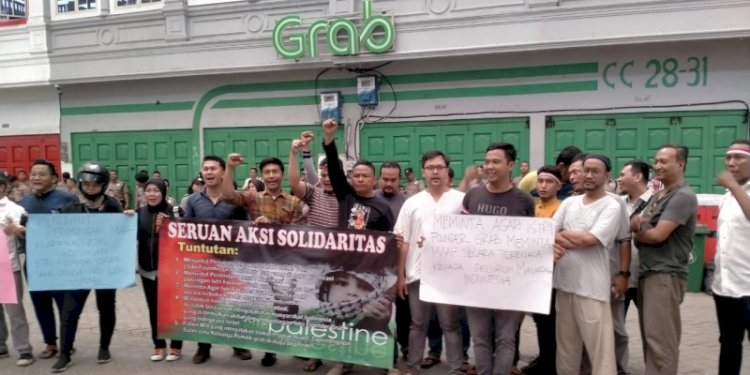 Aksi demonstrasi mahasiswa untuk memboikot aplikasi Grab di Medan, Jum'at (17/11)/Ist