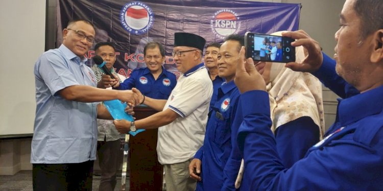 Co-Kapten Timnas Amin Jumhur Hidayat mewakili pasangan capres-cawapres Anies Baswedan dan Muhaimin Iskandar menerima dukungan dari serikat buruh/Ist