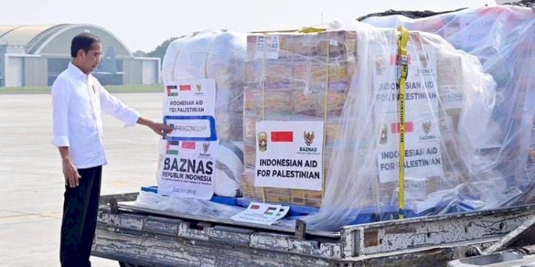 Presiden Joko Widodo saat melepas bantuan kemanusiaan tahap dua untuk Rakyat Palestina di Pangkalan TNI AU Halim Perdanakusuma, Jakarta, Senin (20/11)/Ist