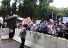 Kantor KPU Diserbu Massa, Tuntut Penyelenggara Pemilu Dibubarkan